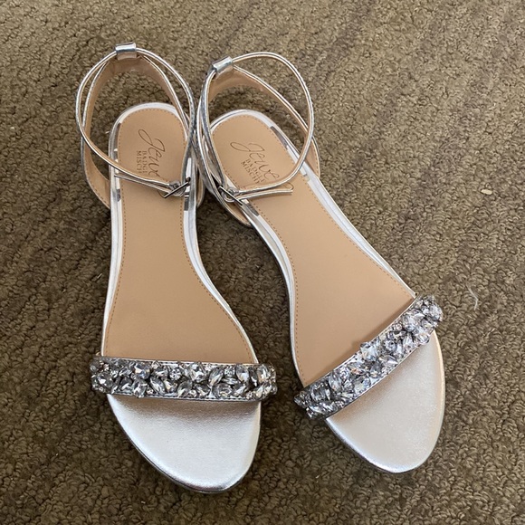 Badgley Mischka Jewel silver flat sandals Sz 7 and 7.5 - Picture 2 of 5